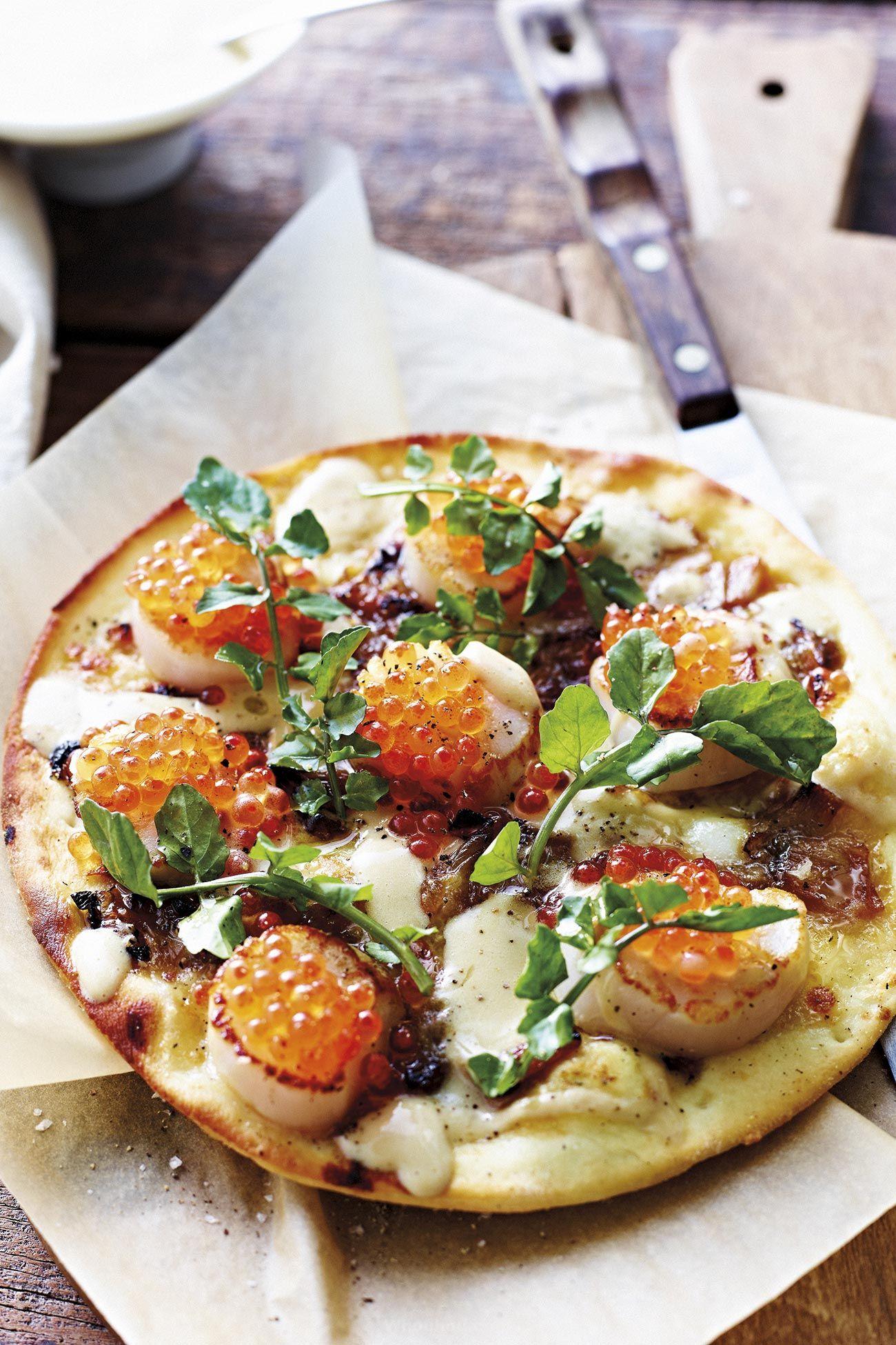 pizza à la roquette, aux pétoncles et aux œufs de saumon