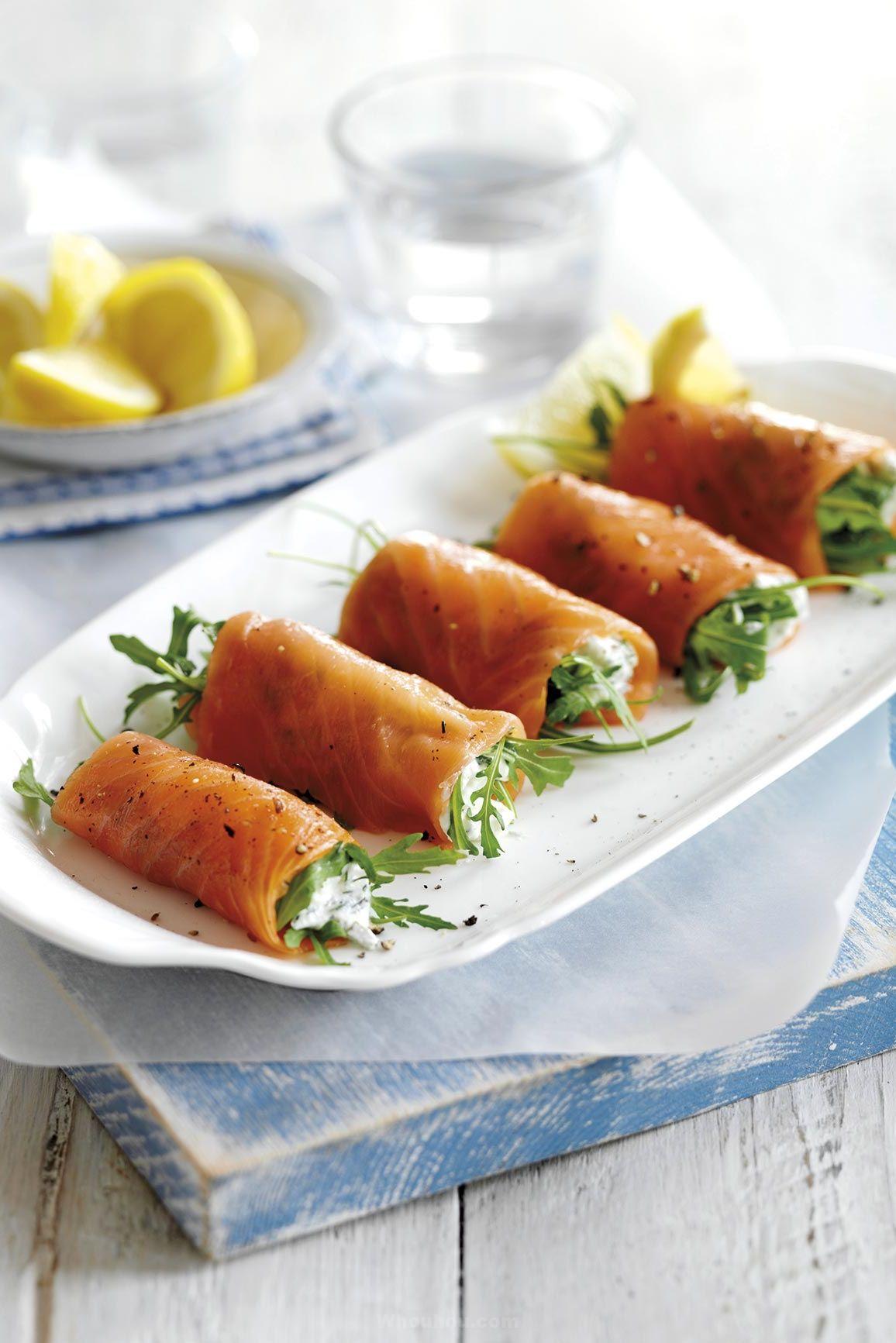 rouleaux de saumon fumé au fromage à la crème et à la roquette