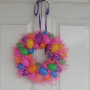 Couronne d'oeufs en plastique avec herbe de Pâques rose