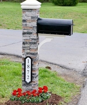 Boîte aux lettres avec des fleurs