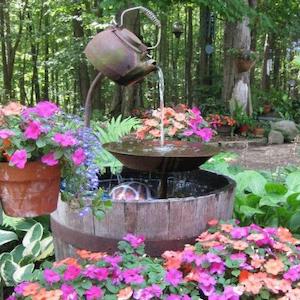 Fontaine à thé entourée de fleurs