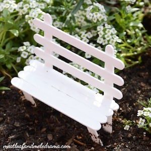 Banc de jardin féerique en bâtonnets de glace