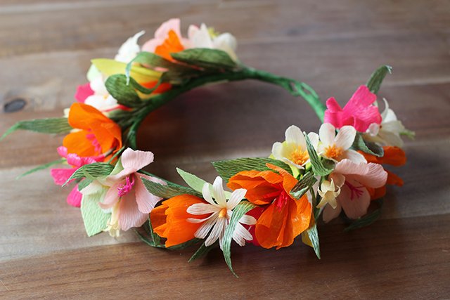 Couronne de fleurs en papier bricolage