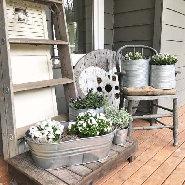 Baignoire en métal avec des arrangements blancs et verts #farmhouse #springdecor #decorhomeideas