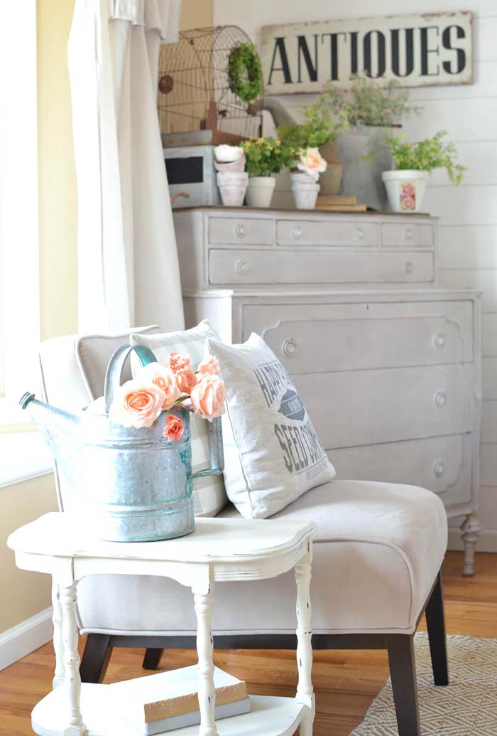 Arrosoir en métal avec compositions florales roses #farmhouse #springdecor #decorhomeideas