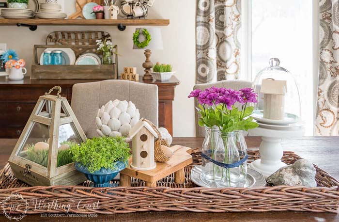 Bouteilles de lait rustiques avec des fleurs violettes #farmhouse #springdecor #decorhomeideas