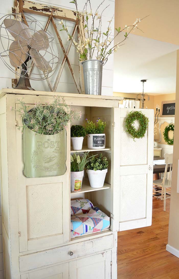 Arrangements de jardinières blanches et couronne de mousse #farmhouse #springdecor #decorhomeideas