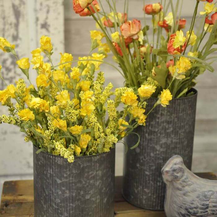 Fleurs jaunes et oranges dans des boîtes en métal #farmhouse #springdecor #decorhomeideas